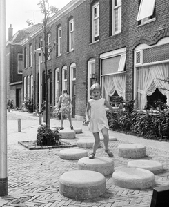 857241 Gezicht in de als leefstraat ingerichte Graanstraat te Utrecht, met enkele spelende kinderen.